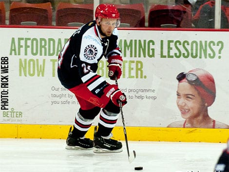 Streatham sink Mos despite Oravec double
